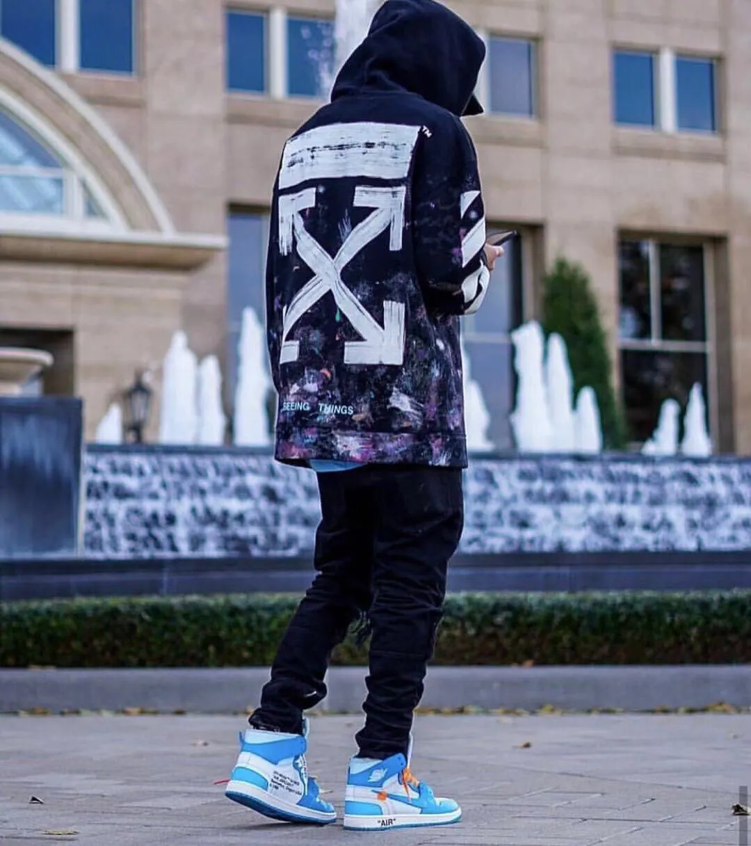 ♻️💯Reference model picture for the upper body❤️Top tested version OFFWHITE Starry Sky Fireworks Melbourne limited splash hoodie hooded pullover sweatshirt Fabric: Made of custom-made (more than 490 grams - counter double-ply large terry fabric) high-gram weight fabrics make the clothes look more textured, soft to the touch, super thick, classic version, small dropped shoulders, micro silhouette! Pay attention to the important points~ The weight of more than 490 grams is not exaggerated and does not contain water. Those sellers who brag about the weight can only deceive novice customers. But when you get our goods, the weight and sinking are right there. You can taste it yourself, and the texture does not lie! (100% cotton fabric, no pilling) The white arrows on the back + the stripes on the arms are all made of foam and have a feel and protrusions. The fireworks color system is obtained through contrasting printing. There are eight panels in the whole body. Seven color sets and eight panels are printed in eight times. The first layer is gray, the second layer is white, the third layer is yellow, the fourth layer is green, the fifth layer is blue, the sixth layer is purple, the seventh layer is orange. The last layer is arrow paint printing. The seven colors are layered on each other, which will also create new colors. The arrows on the back and the front squares are first glued and then hung in four layers. The paint has an obvious concave and convex feeling. Quality speaks for itself in the details. The blue letters are electrostatic three-dimensional flocking, which is done separately and then printed through high-temperature thermal transfer‼ ️It can be called a fake killer, you can see that every detail on the clothes is ceiling craftsmanship‼ ️ Size chart